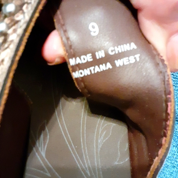 Bundle of Toes Sandals - Picture 10 of 16